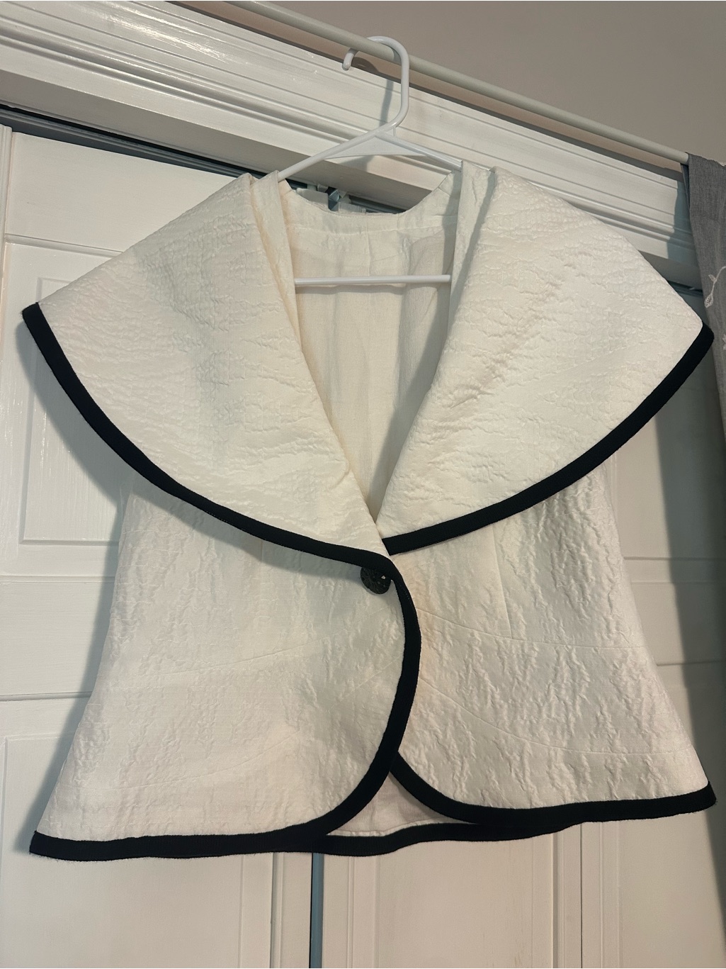 Nwt Nitsa’s Boutique White Textured Portrait Collar Vest Black Trim Luxury